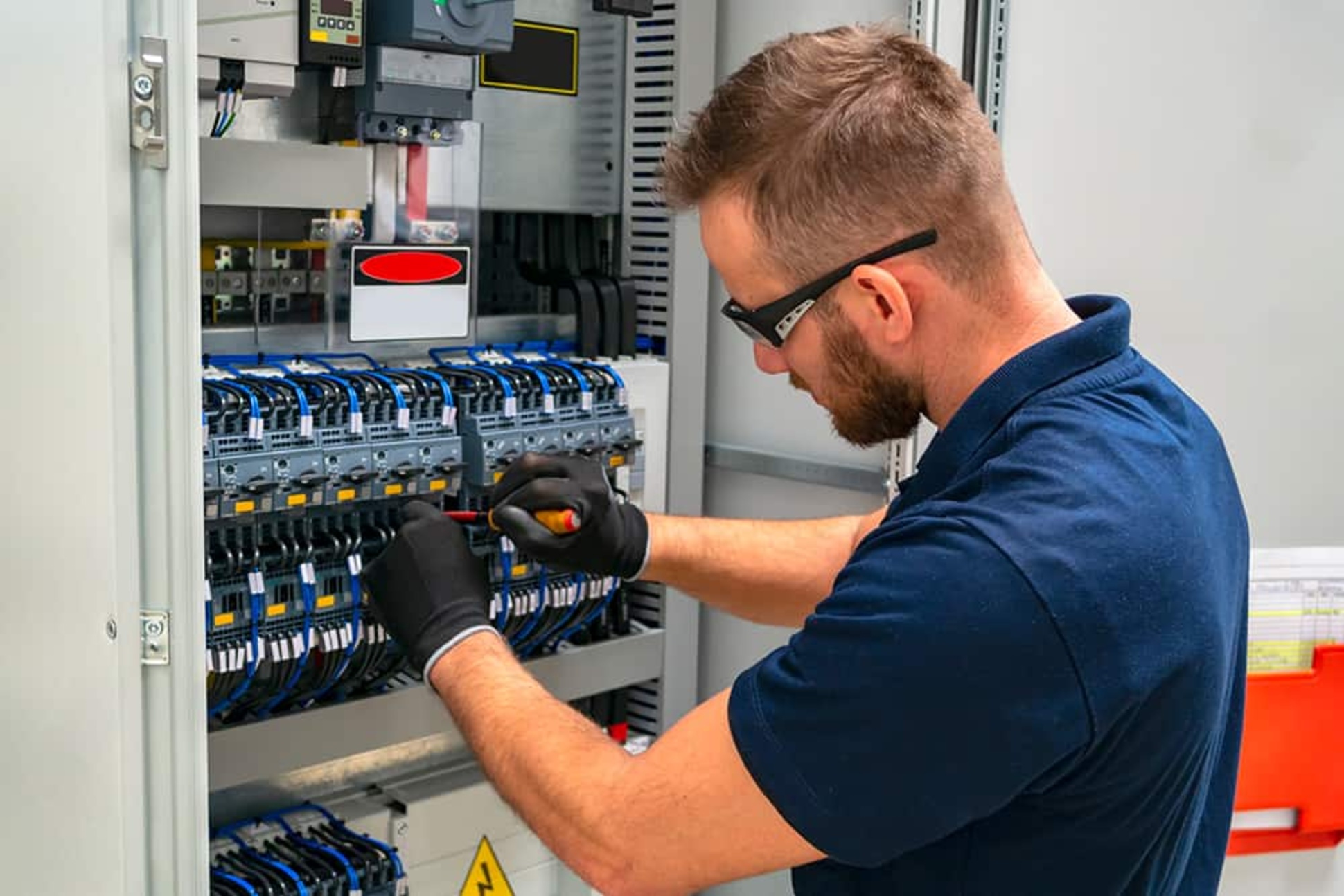 Elektroniker für Energie- und Gebäudetechnik (m/w/d) bei Löw Elektrotechnik in Breitenbach am Herzberg